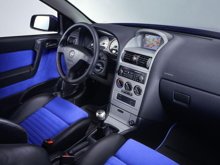 Интерьер Opel Astra Coupe (G) 2000 года  (фото 38 из 42)